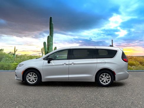 Used 2024 Chrysler Pacifica Touring-L FWD image 3