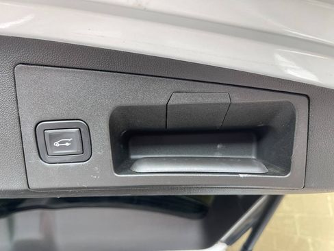 Used 2018 Cadillac XT5 Luxury w/ Driver Awareness Package AWD/4WD image 18