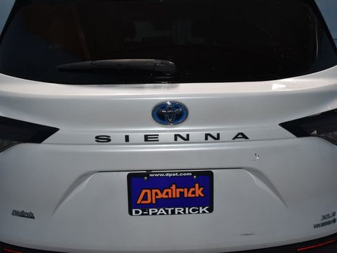 Used 2023 Toyota Sienna XLE image 26