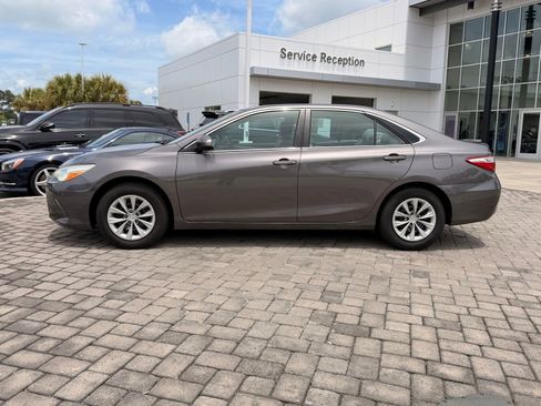Used 2015 Toyota Camry LE FWD image 11