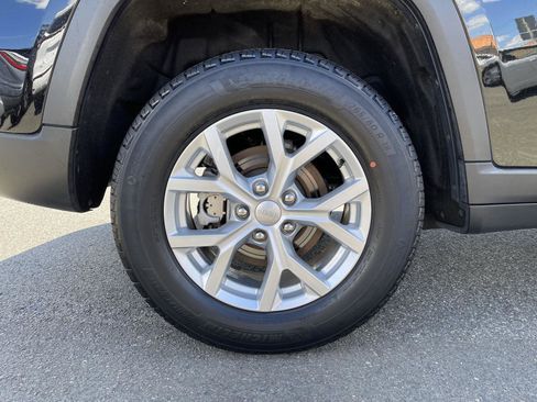 Used 2023 Jeep Grand Cherokee Limited AWD/4WD image 23