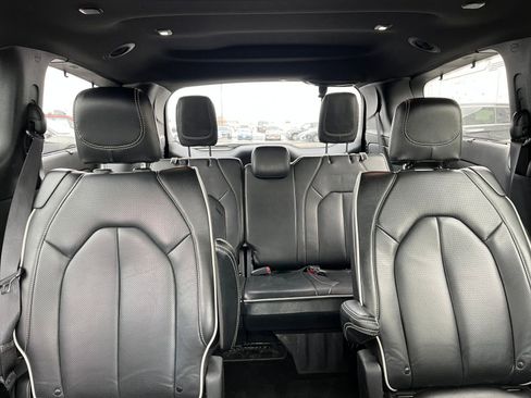 Used 2025 Chrysler Pacifica Limited image 41