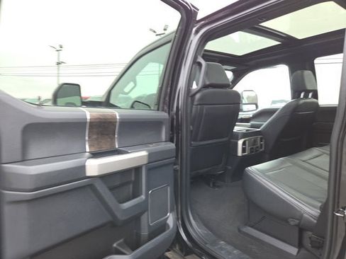 Used 2022 Ford F250 Lariat w/ Black Appearance Package image 11