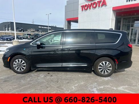 Used 2023 Chrysler Pacifica Limited image 10