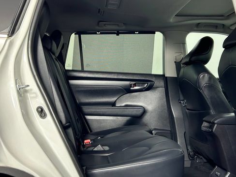 Used 2021 Toyota Highlander XLE AWD/4WD image 13