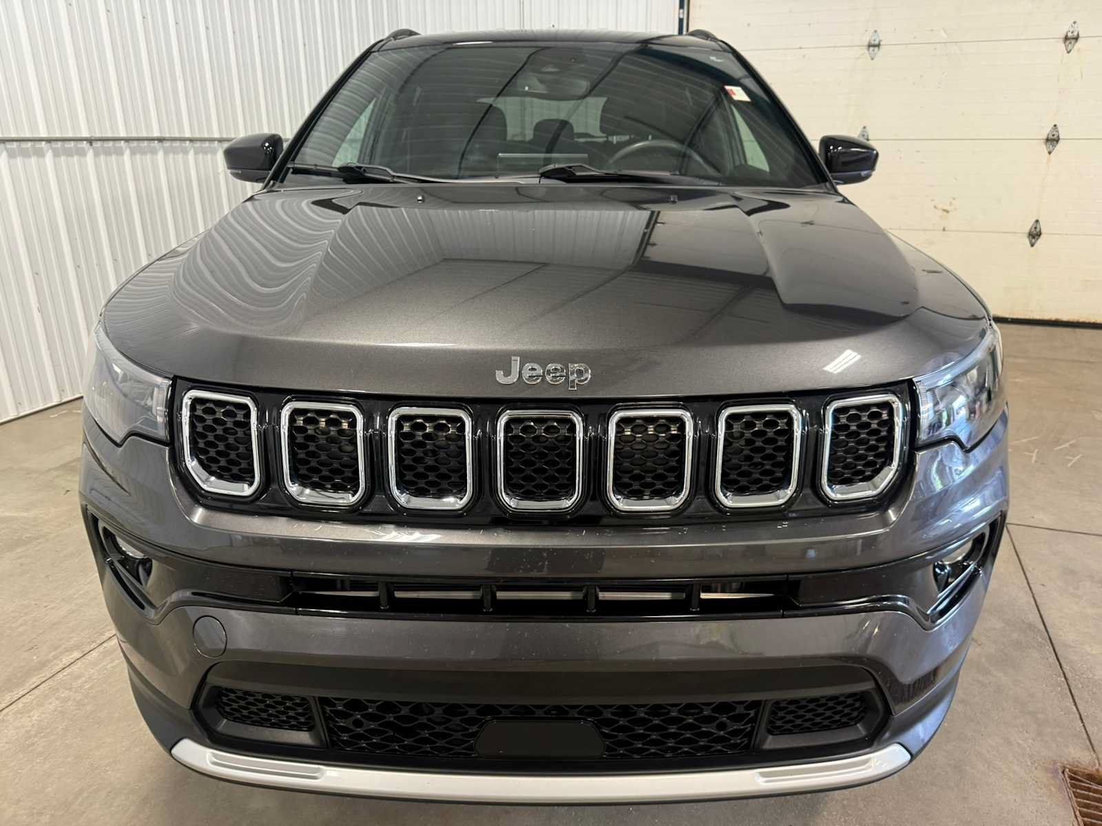 Used 2023 Jeep Compass Limited AWD/4WD image 3