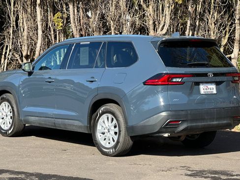 Used 2025 Toyota Grand Highlander AWD image 6