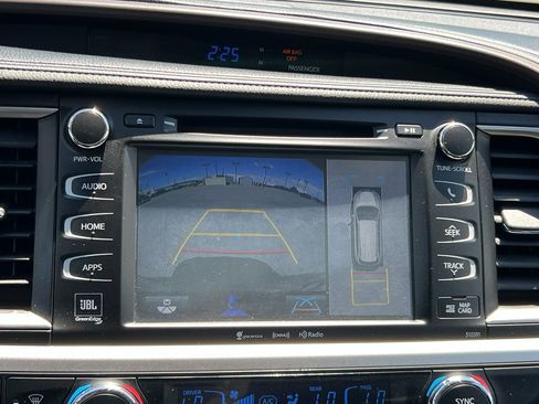 Used 2019 Toyota Highlander Limited Platinum AWD/4WD image 17