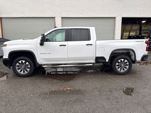 Used 2024 Chevrolet Silverado 2500 Custom w/ Custom Value Package image 2