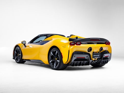 Used 2023 Ferrari SF90 Spider image 35