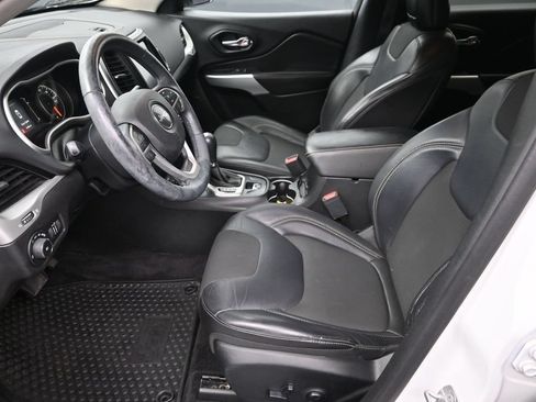 Used 2018 Jeep Cherokee Latitude Plus w/ Cold Weather Group AWD/4WD image 13