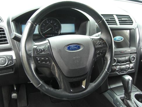 Used 2017 Ford Explorer XLT w/ Equipment Group 202A FWD image 9
