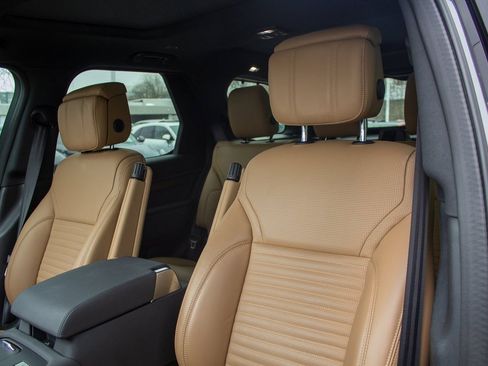 Used 2024 Land Rover Discovery Dynamic SE image 12