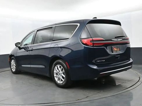 Used 2023 Chrysler Pacifica Touring-L FWD image 9