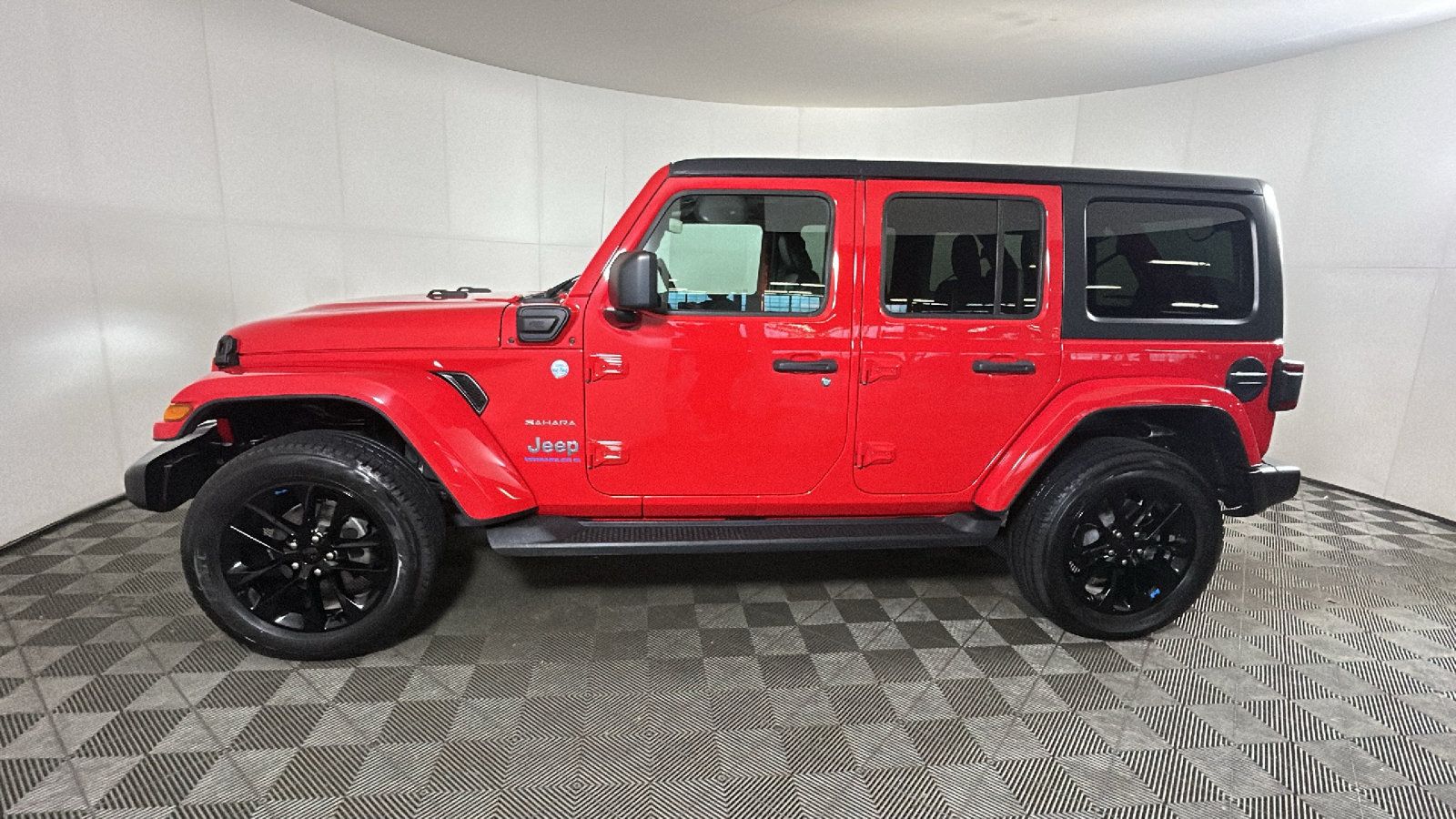 Used 2023 Jeep Wrangler Unlimited Sahara w/ Cold Weather Group AWD/4WD image 7