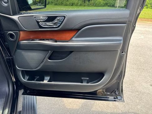 Used 2018 Lincoln Navigator Reserve AWD/4WD image 10