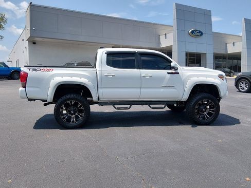 Used 2016 Toyota Tacoma TRD Sport w/ Premium & Technology Package AWD/4WD image 3