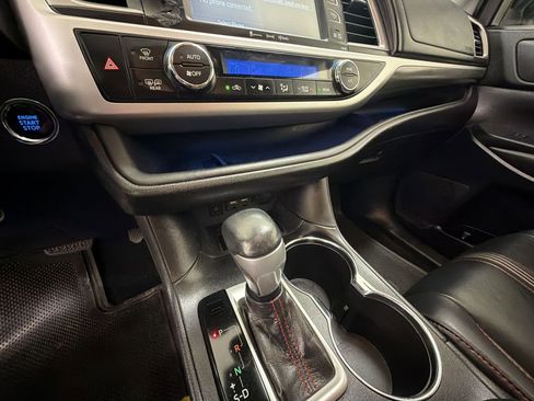 Used 2019 Toyota Highlander SE FWD image 18