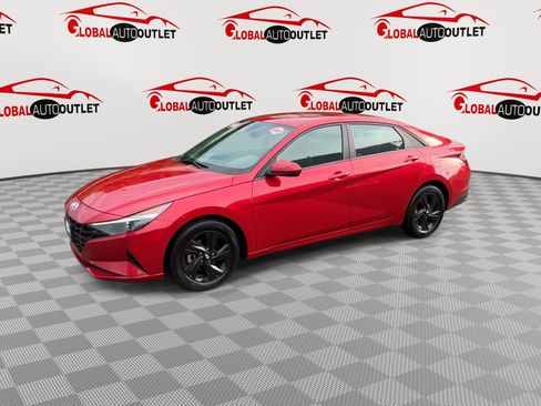 Used 2023 Hyundai Elantra SEL w/ Preferred Accessory Package FWD image 4