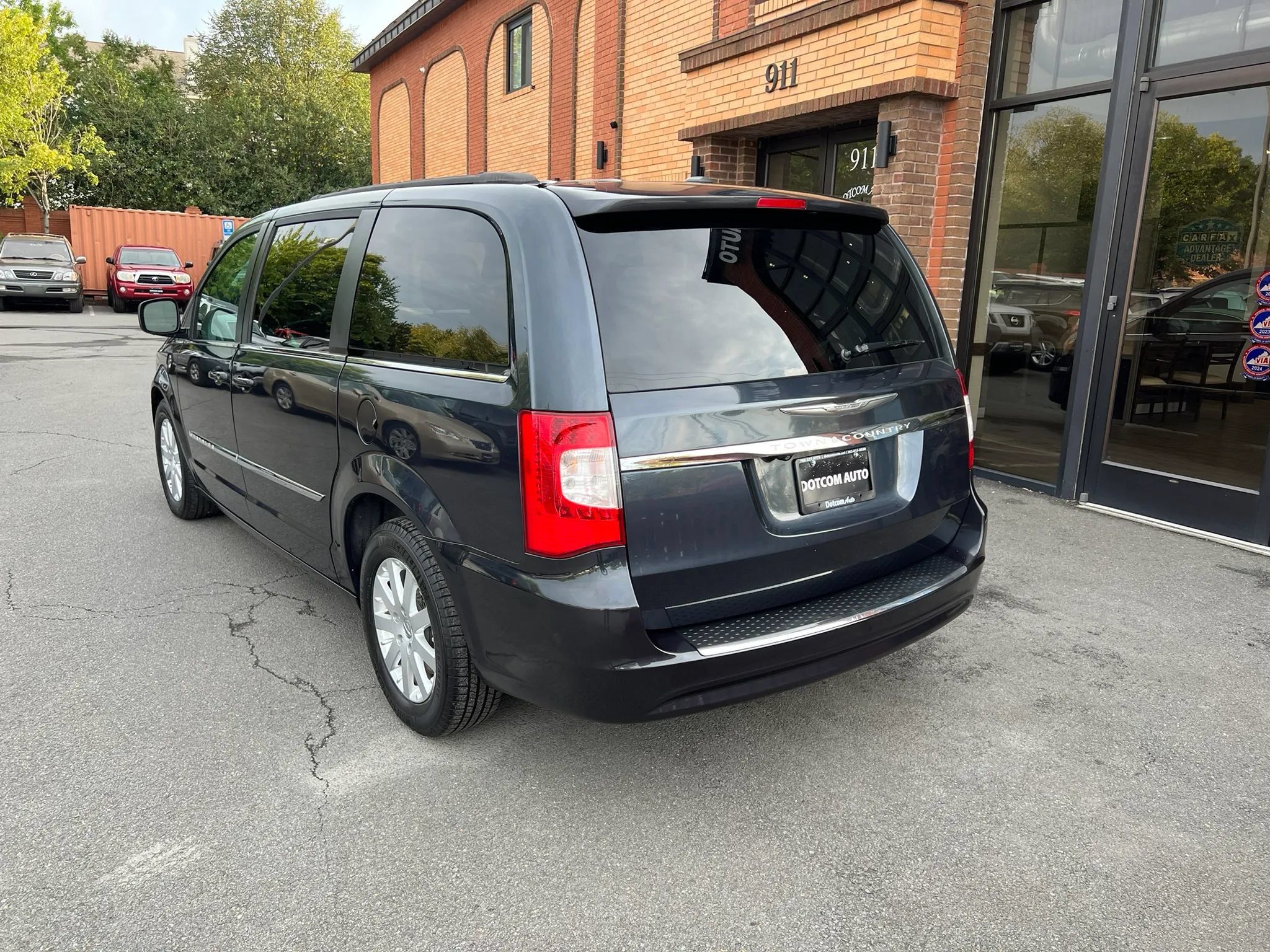 Used 2013 Chrysler Town & Country Touring FWD image 5