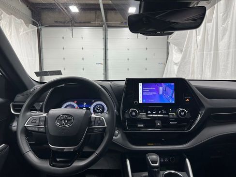 Used 2025 Toyota Highlander XSE AWD/4WD image 16