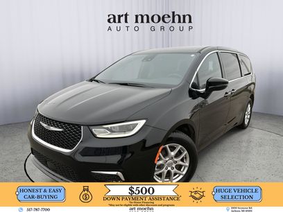 Used 2025 Chrysler Pacifica Select