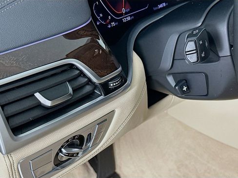 Used 2022 BMW 740i image 10