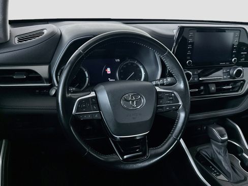 Used 2021 Toyota Highlander XLE FWD image 18