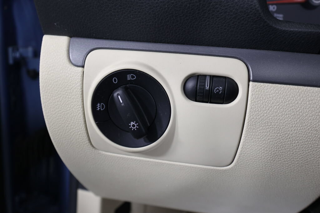 Used 2008 Volkswagen Eos 2.0T FWD image 24