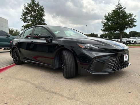 Used 2025 Toyota Camry SE FWD image 4