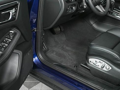 Certified 2025 Porsche Macan image 7