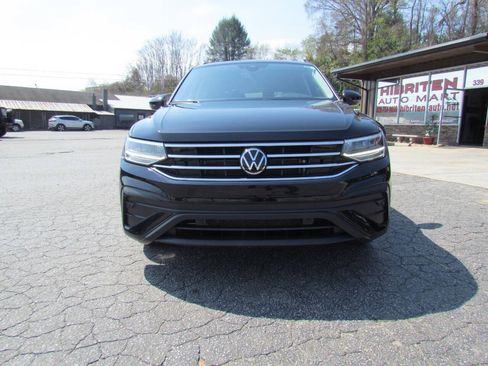 Used 2022 Volkswagen Tiguan SE FWD image 2
