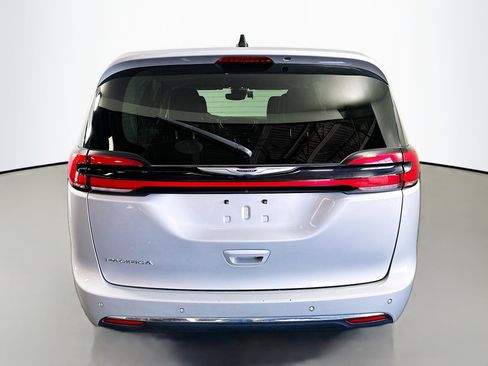 Used 2023 Chrysler Pacifica Touring-L image 6