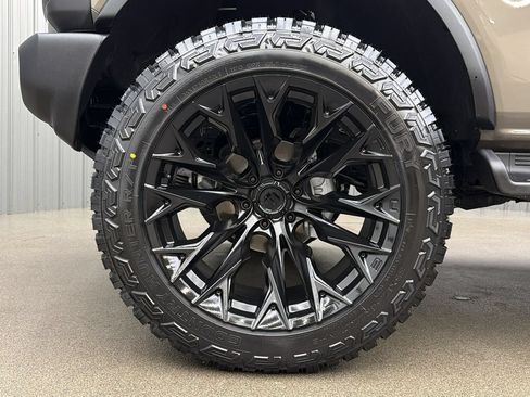 Used 2025 Ford Bronco Outer Banks AWD/4WD image 9