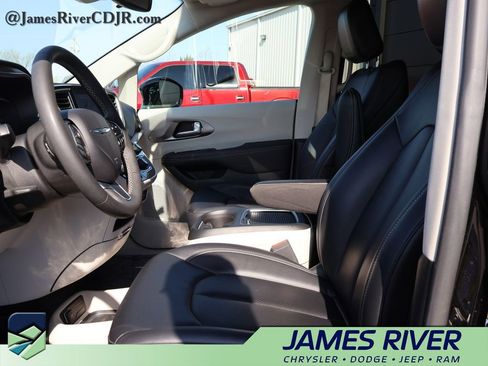 Used 2024 Chrysler Pacifica Touring-L FWD image 22