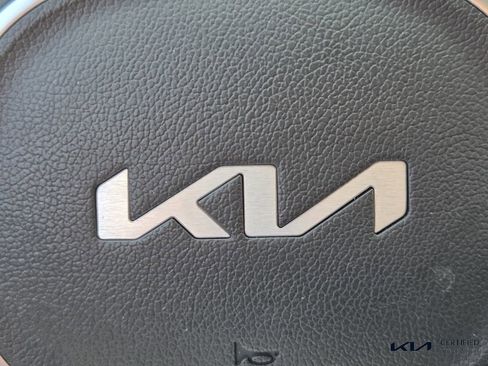 Certified 2025 Kia Sorento LX image 29