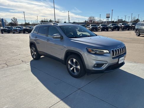 Used 2019 Jeep Cherokee Limited image 9