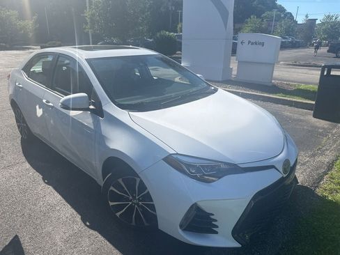 Used 2018 Toyota Corolla SE w/ SE Premium Package FWD image 2