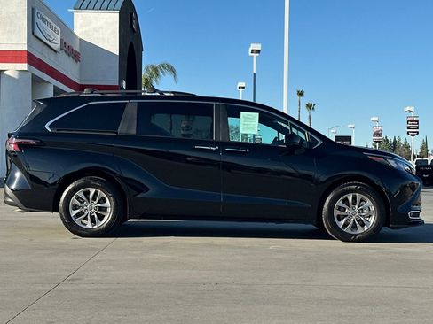 Used 2024 Toyota Sienna XLE image 7