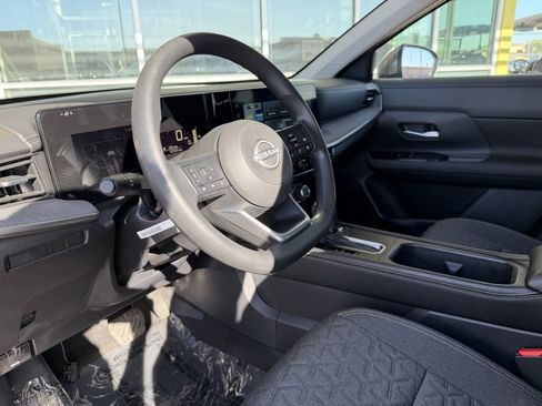 Used 2025 Nissan Kicks SV AWD/4WD image 28