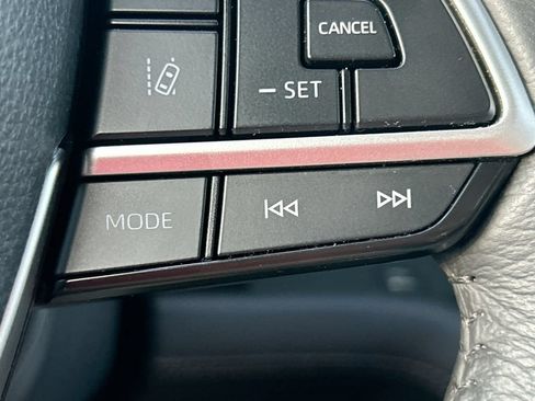 Used 2025 Toyota Sienna XLE FWD image 17