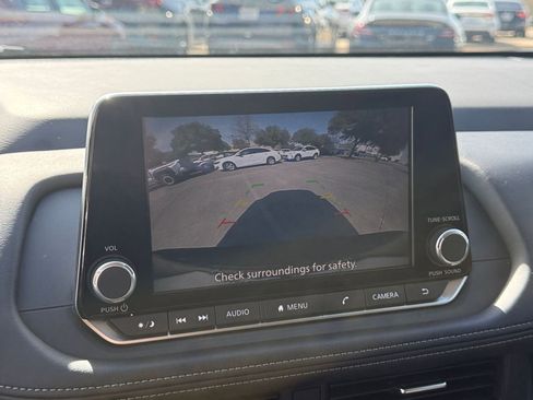 Used 2025 Nissan Rogue SV image 25