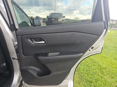 Used 2025 Nissan Rogue SV FWD image 17