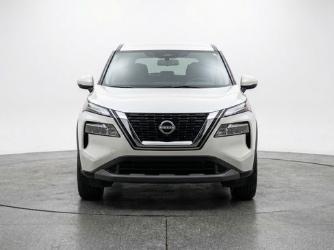 Used 2025 Nissan Rogue SV image 2