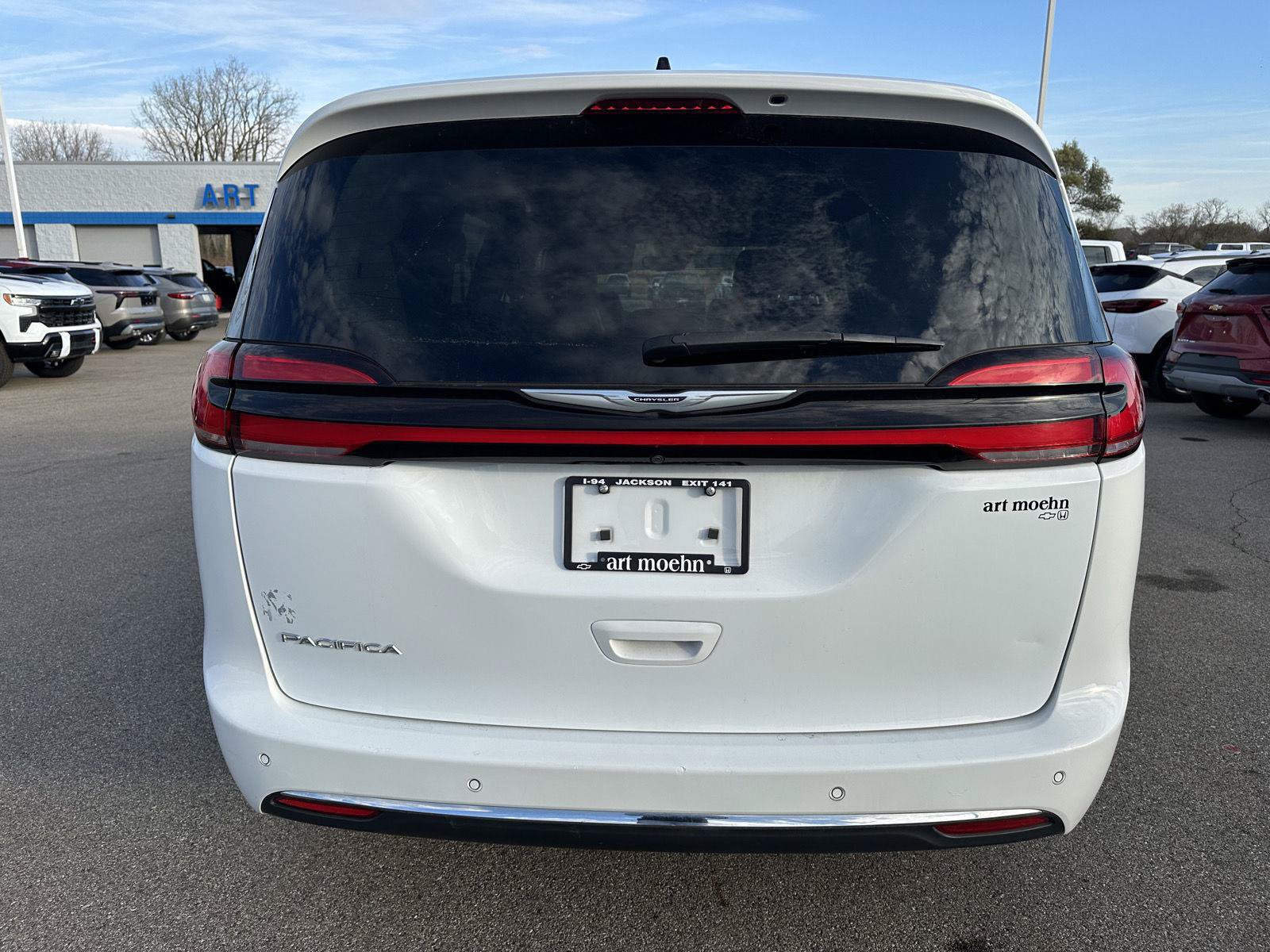 Used 2023 Chrysler Pacifica Touring-L FWD image 4