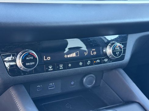 Used 2024 Mitsubishi Outlander 4WD Plug-In Hybrid image 25