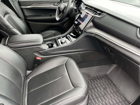 Used 2025 Jeep Grand Cherokee L Limited w/ Luxury Tech Group II image 23