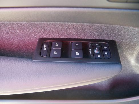 Certified 2022 Volvo XC40 P8 Recharge Ultimate image 16