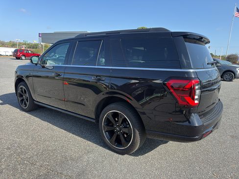 Used 2023 Ford Expedition Limited image 5