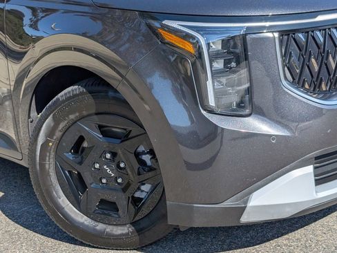 Used 2025 Kia Carnival image 11